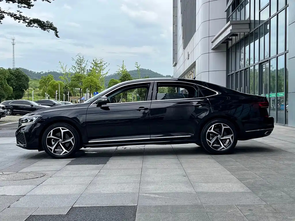 VOLKSWAGEN PASSAT 2023