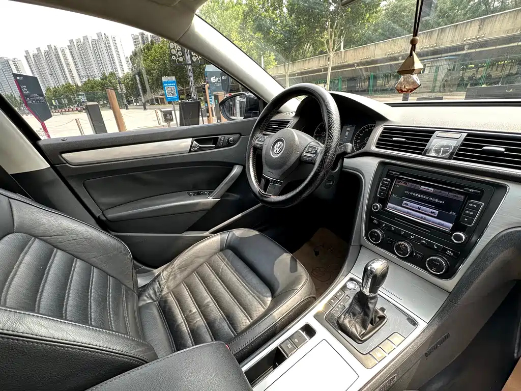 VOLKSWAGEN PASSAT 2013