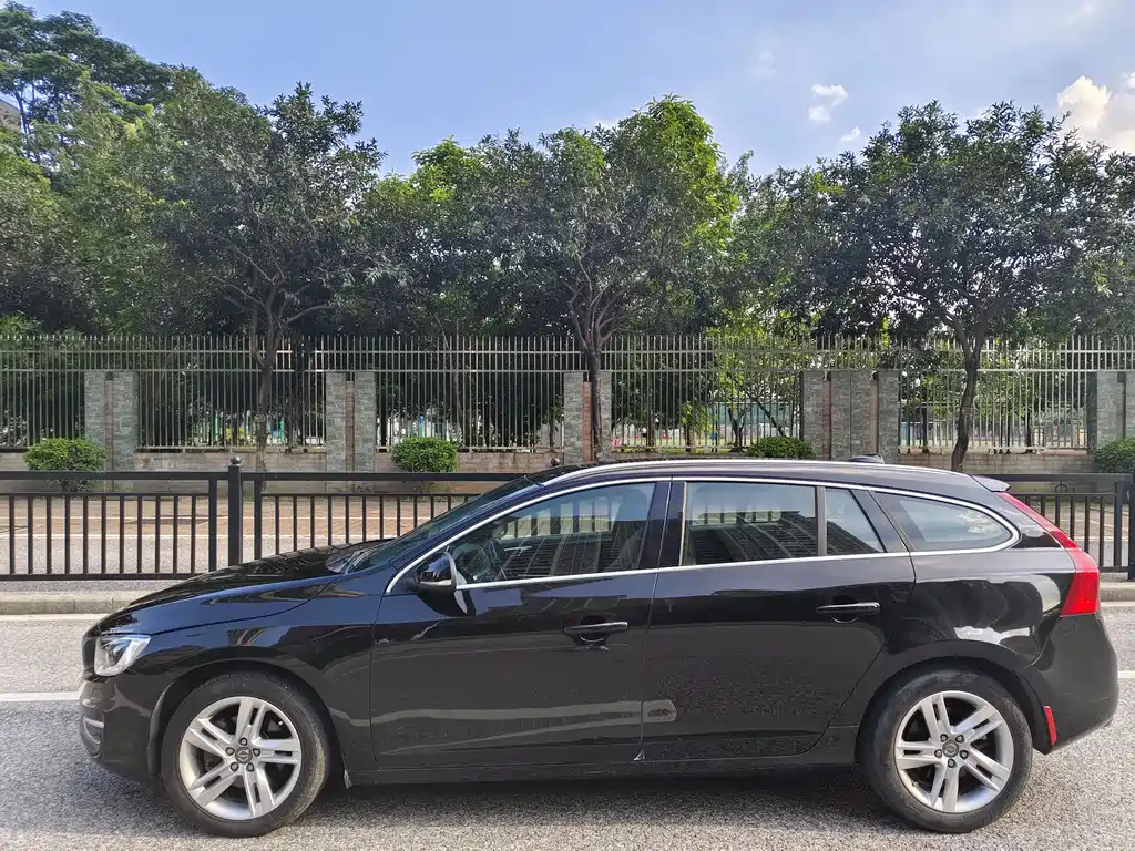 VOLVO V60 2014