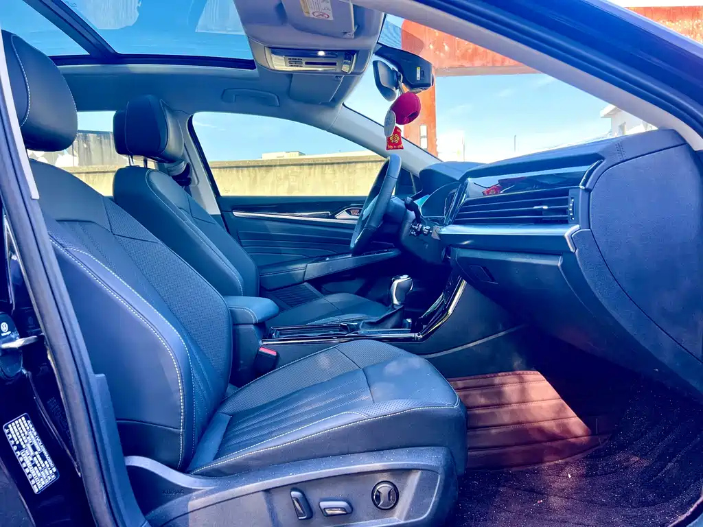 VOLKSWAGEN PASSAT 2024