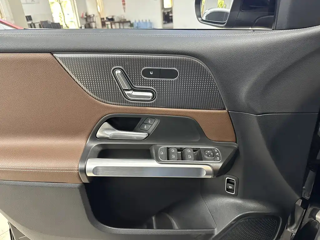 MERCEDES BENZ GLB 2023