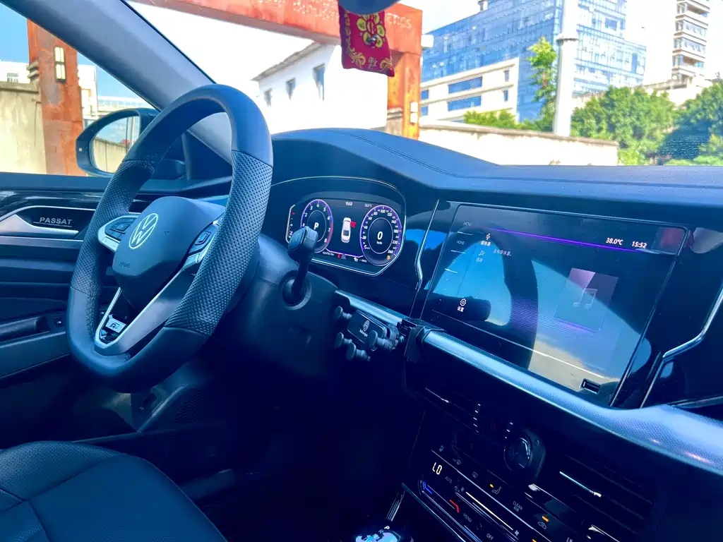 VOLKSWAGEN PASSAT 2024