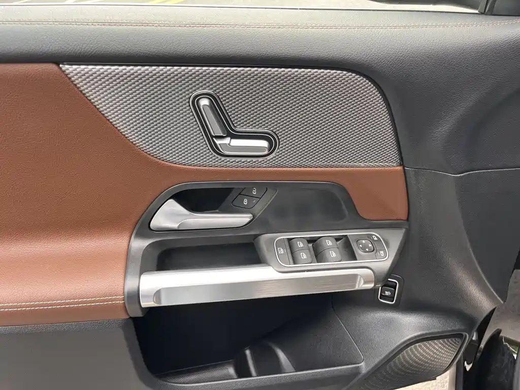 MERCEDES BENZ GLB 2024