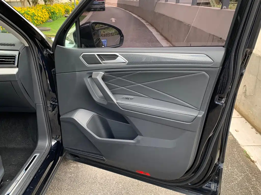 VOLKSWAGEN TIGUAN L 2023