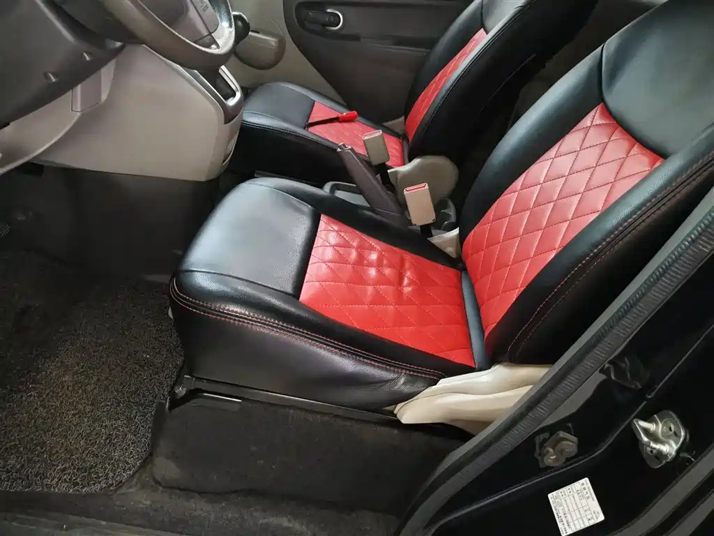 NISSAN NV200 2019