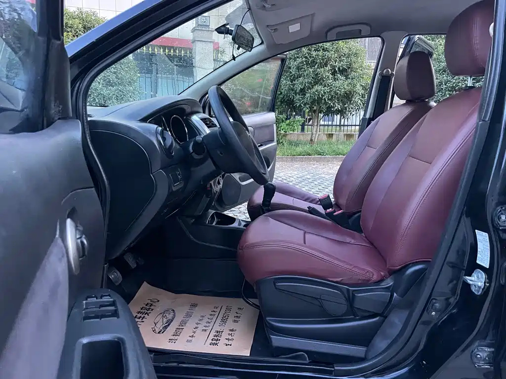 NISSAN LIVINA 2013