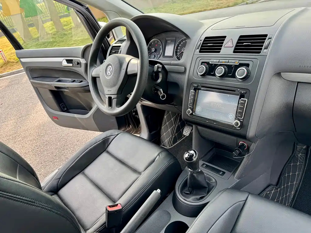 VOLKSWAGEN TOURAN 2015