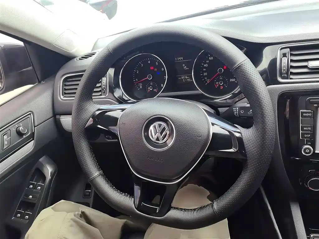 VOLKSWAGEN SAGITAR 2016