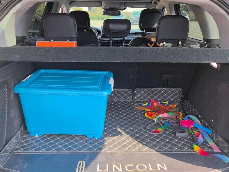 LINCOLN ADVENTURER 2020
