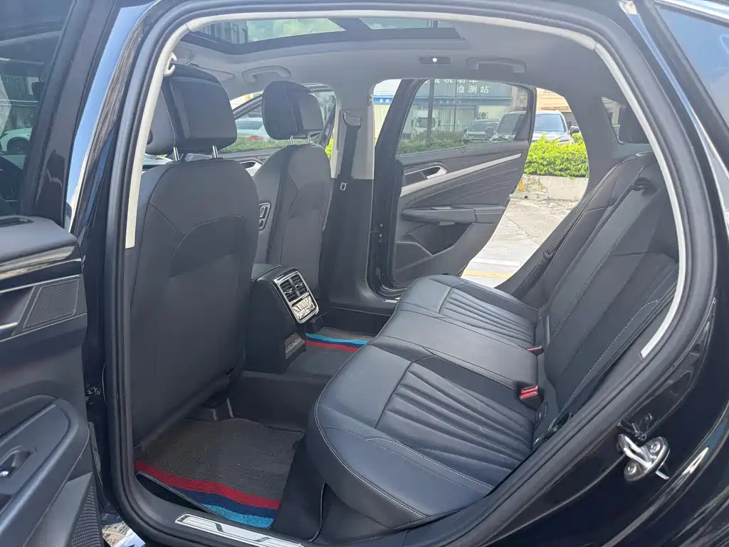 VOLKSWAGEN PASSAT 2024