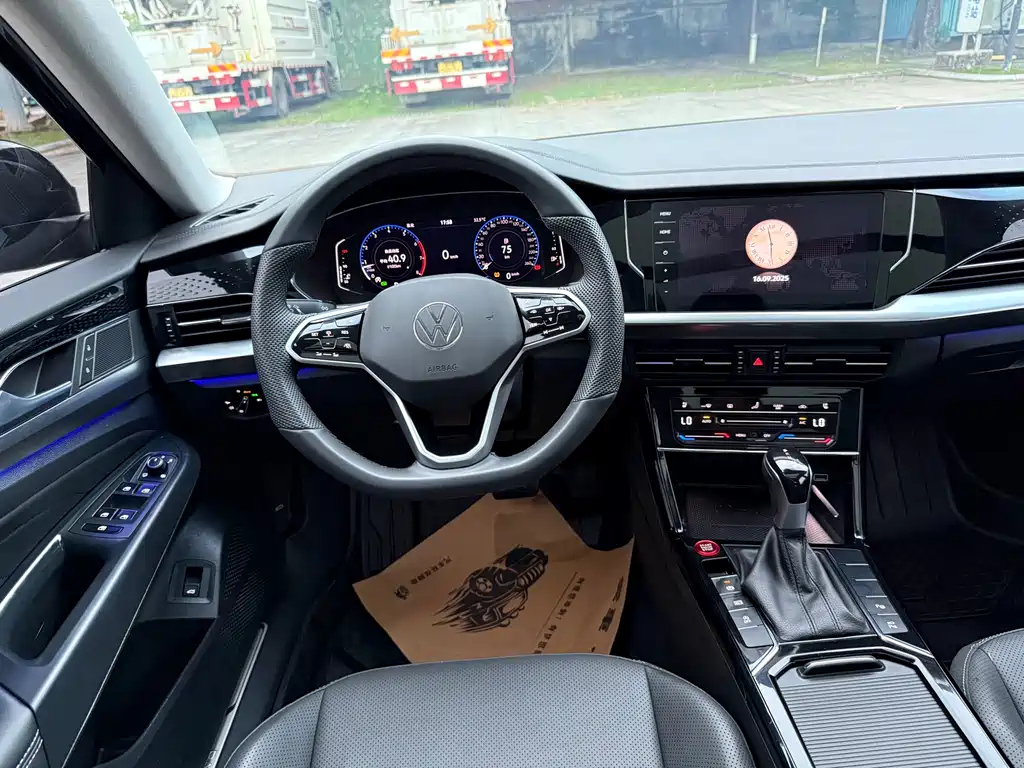 VOLKSWAGEN PASSAT 2024