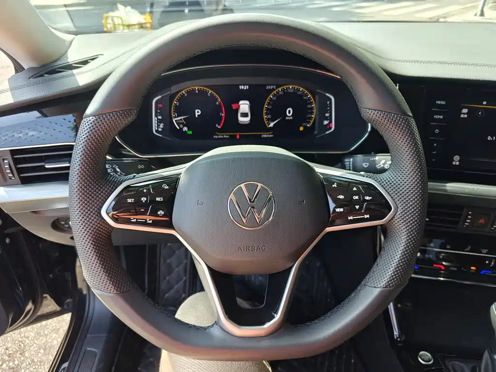 VOLKSWAGEN PASSAT 2024