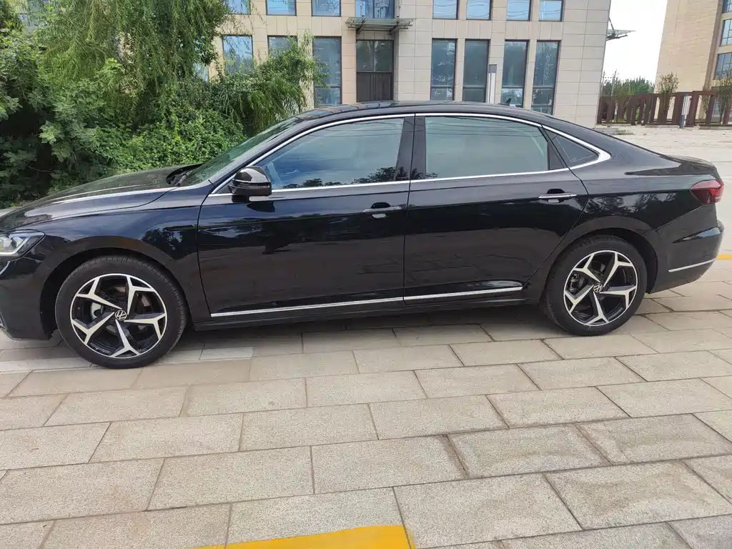 VOLKSWAGEN PASSAT 2023