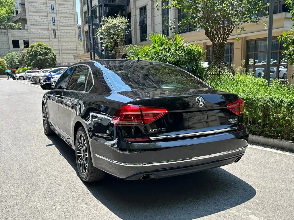 VOLKSWAGEN PASSAT 2017