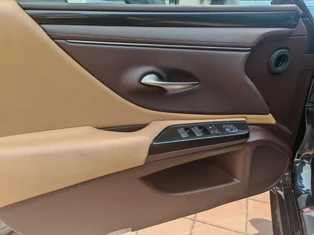 LEXUS ES 2020