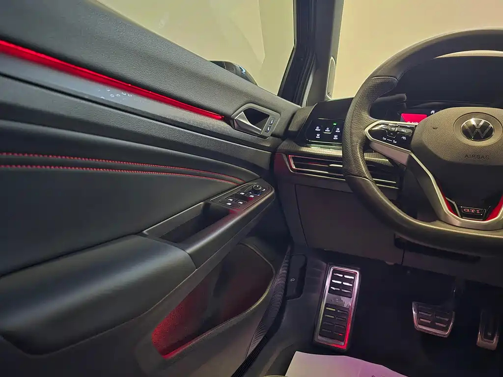 VOLKSWAGEN GOLF GTI 2023