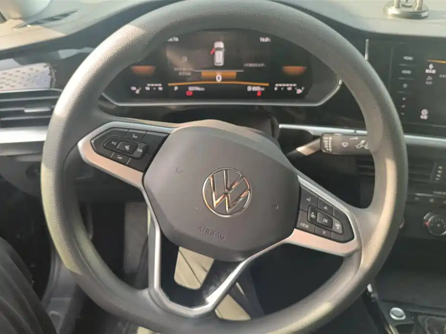 VOLKSWAGEN PASSAT 2024