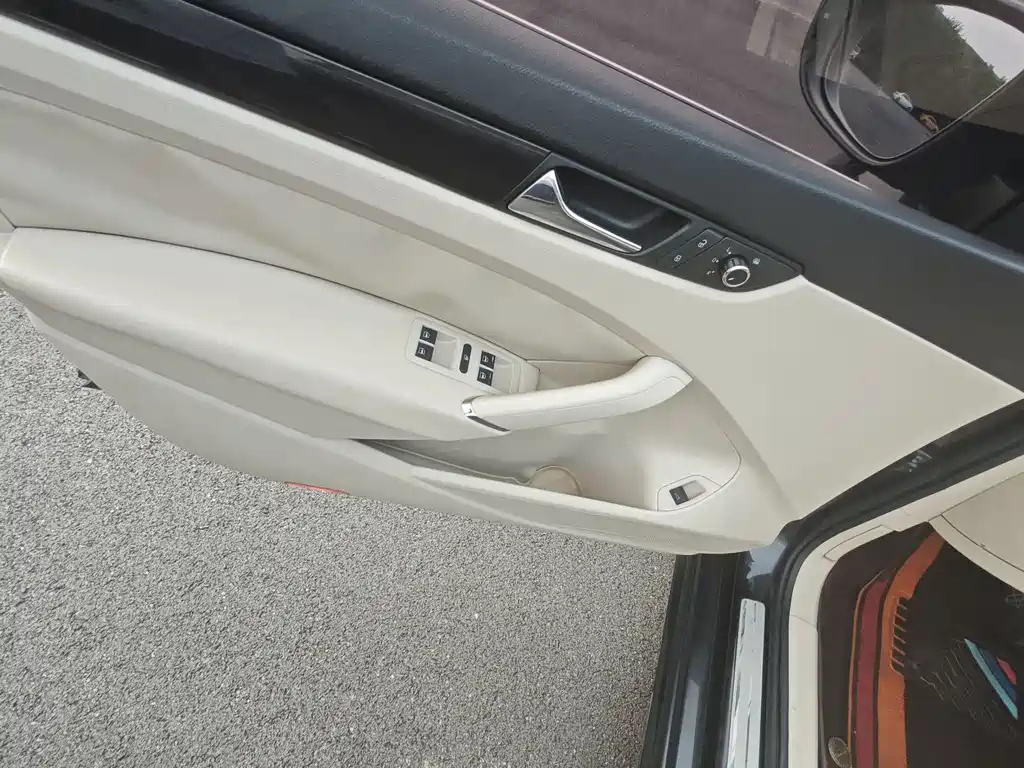 VOLKSWAGEN PASSAT 2011