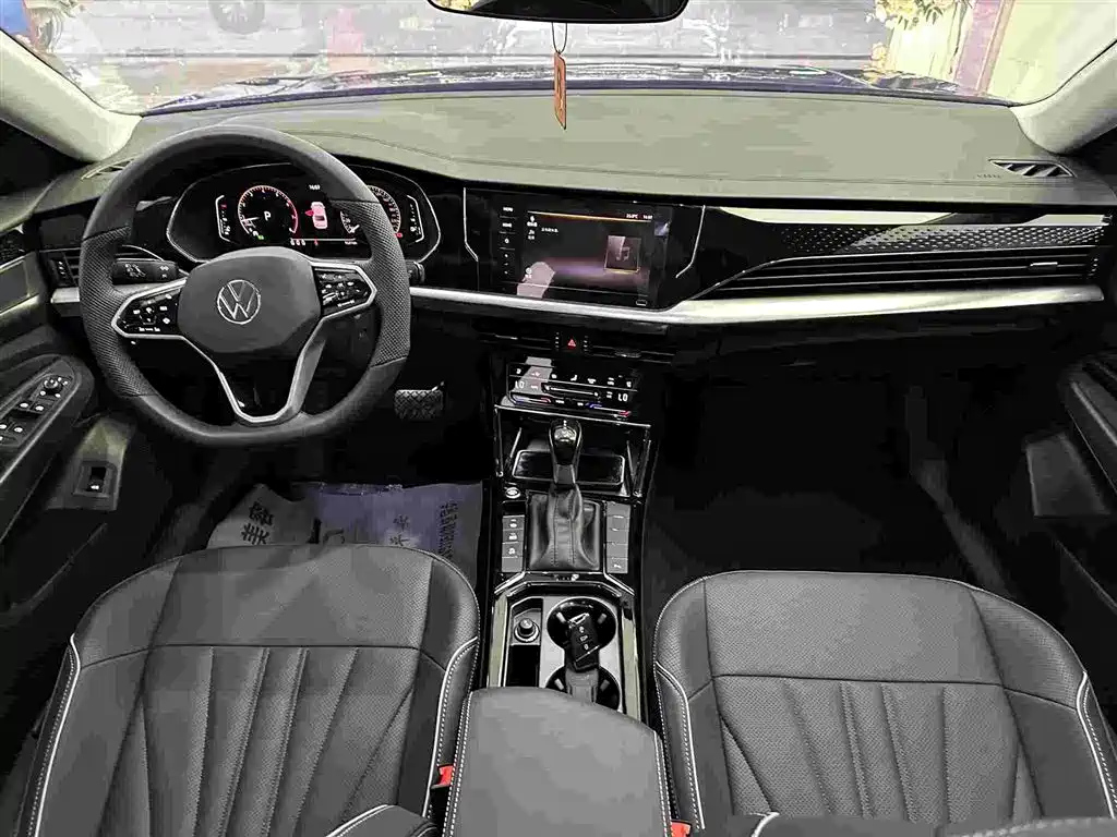 VOLKSWAGEN PASSAT 2024