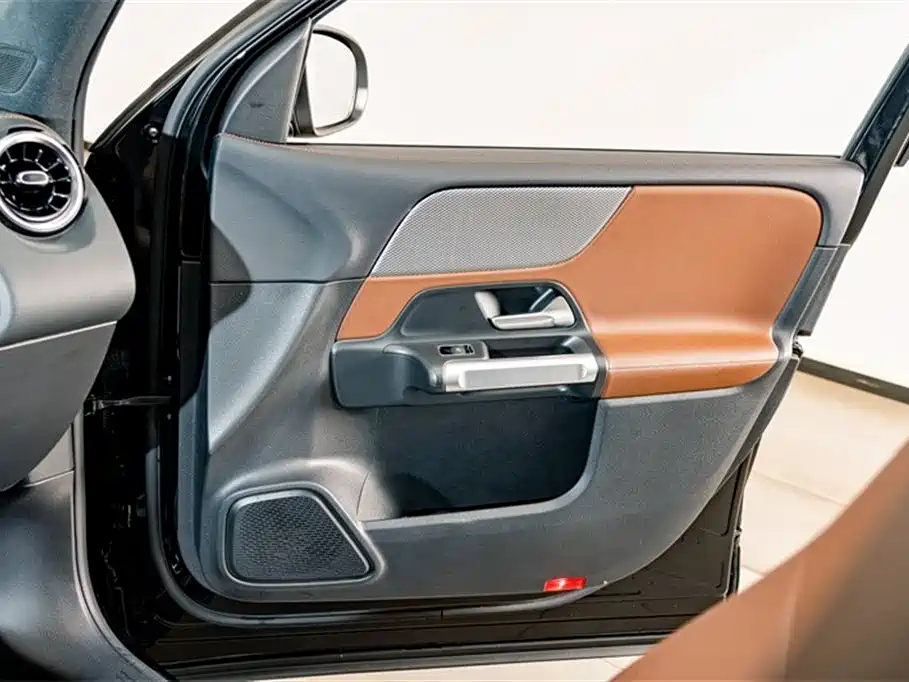 MERCEDES BENZ GLB 2024