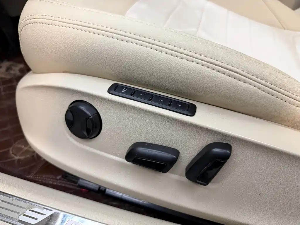 VOLKSWAGEN PASSAT 2013