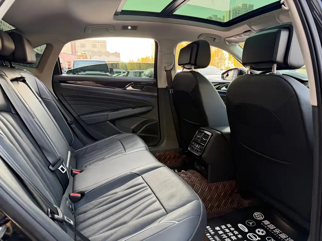 VOLKSWAGEN PASSAT 2023