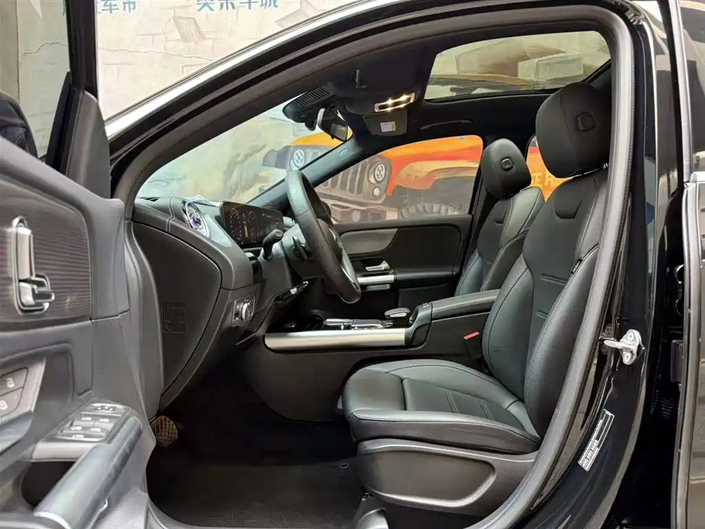 MERCEDES BENZ GLA 2023