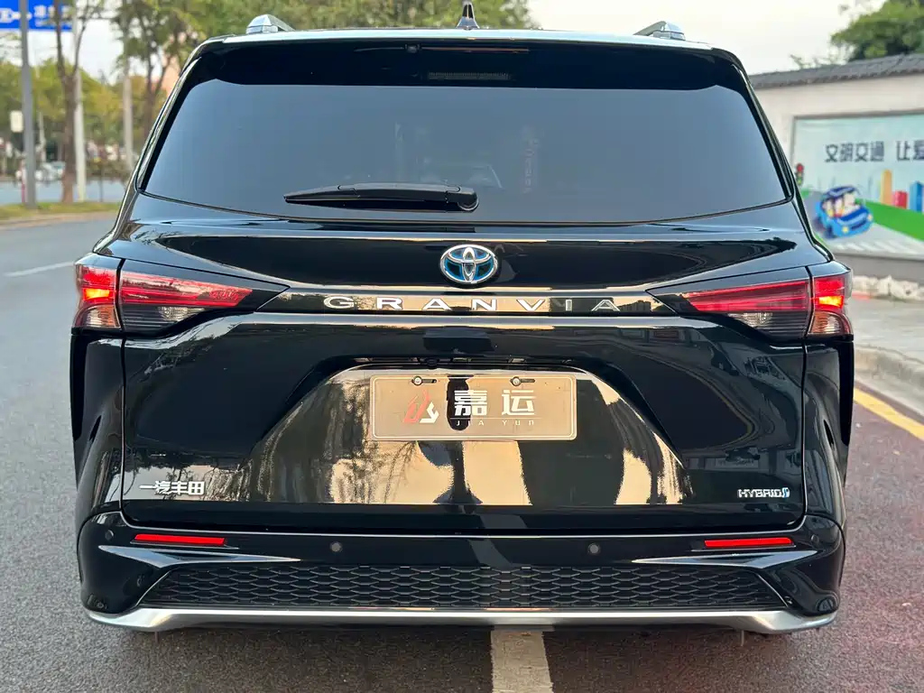 TOYOTA GRANVIA 2023