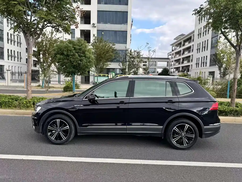 VOLKSWAGEN TIGUAN L 2021