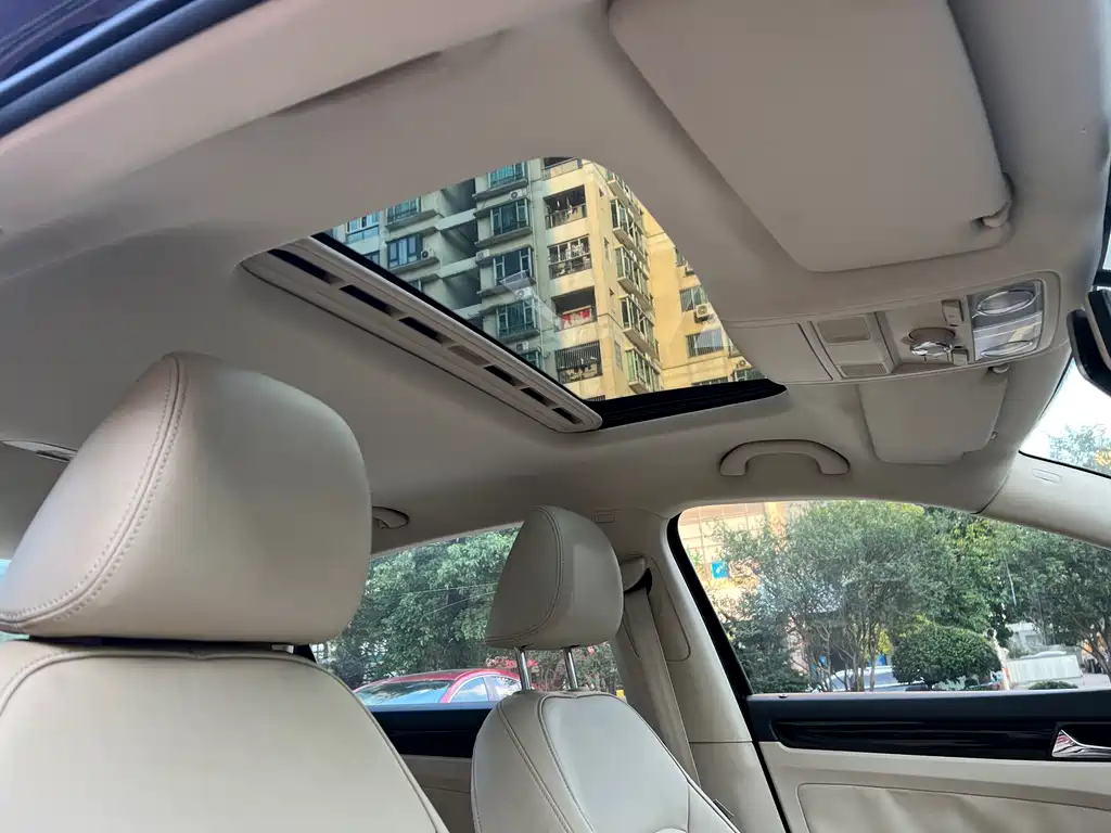 VOLKSWAGEN PASSAT 2011