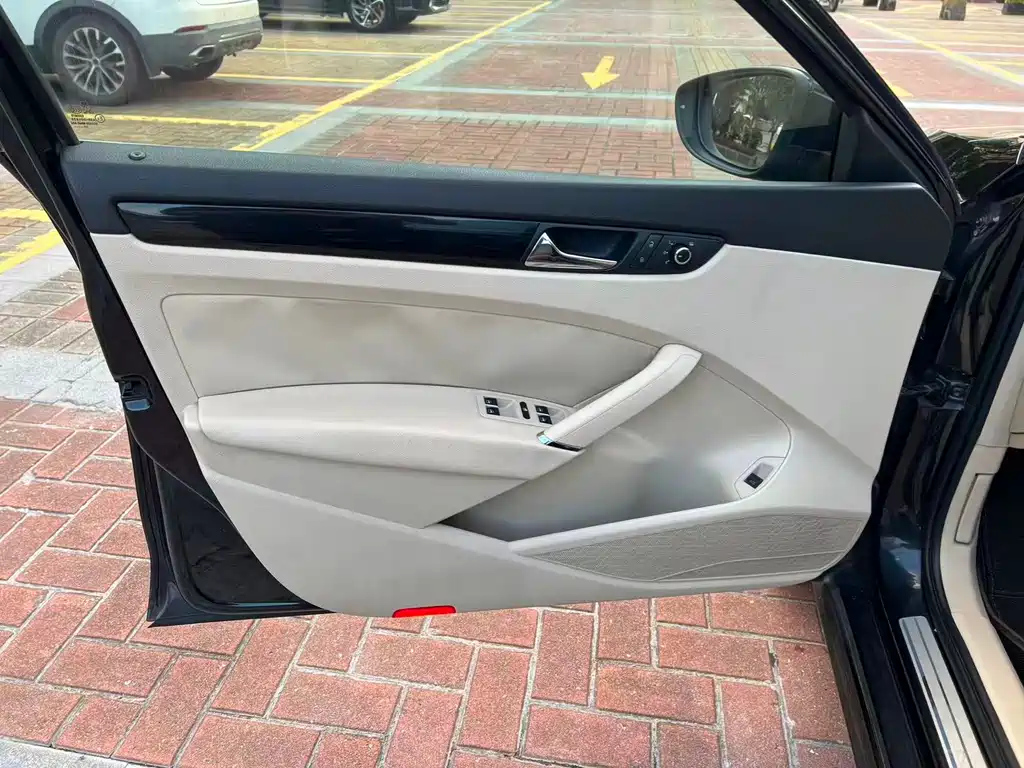 VOLKSWAGEN PASSAT 2011