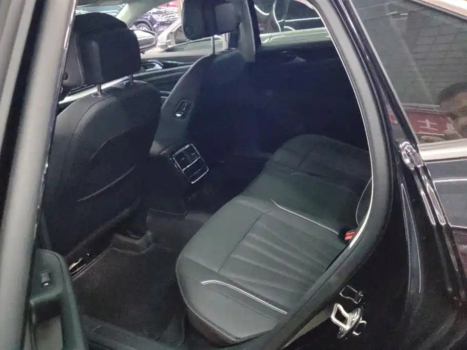 VOLKSWAGEN PASSAT 2024