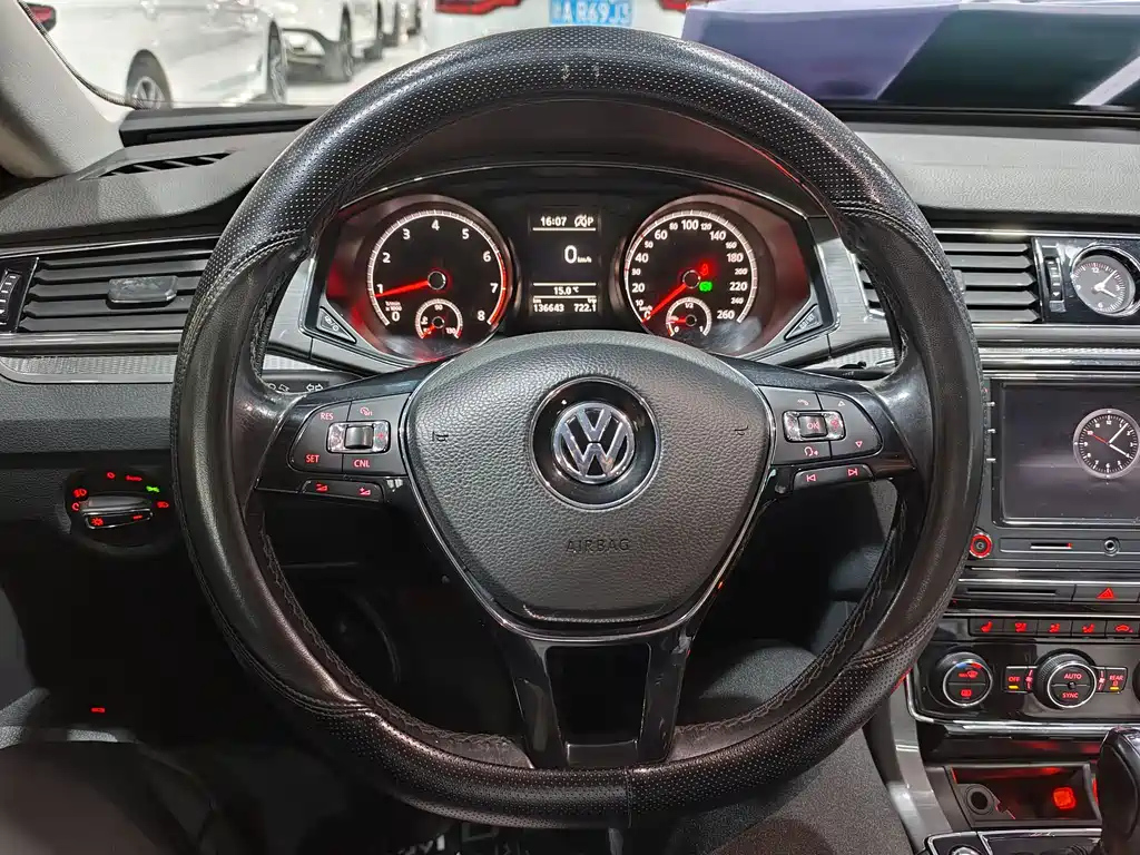 VOLKSWAGEN PASSAT 2017
