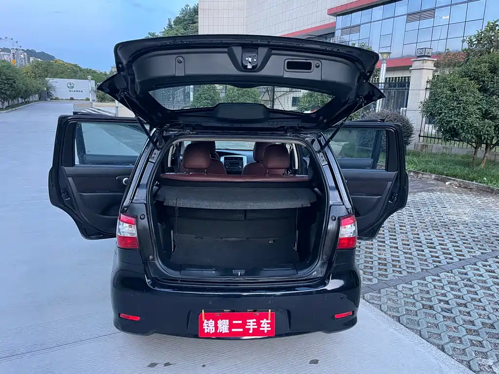NISSAN LIVINA 2013