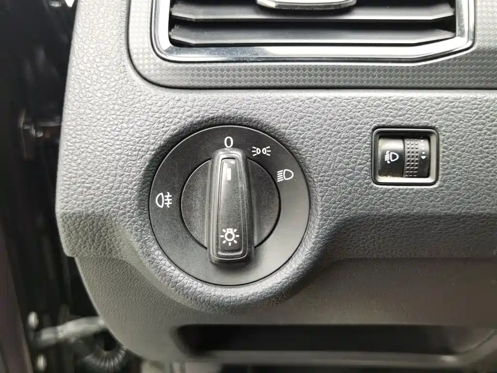 VOLKSWAGEN SANTANA 2016