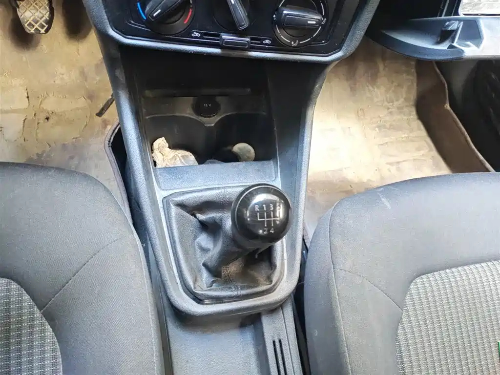 VOLKSWAGEN SANTANA 2016
