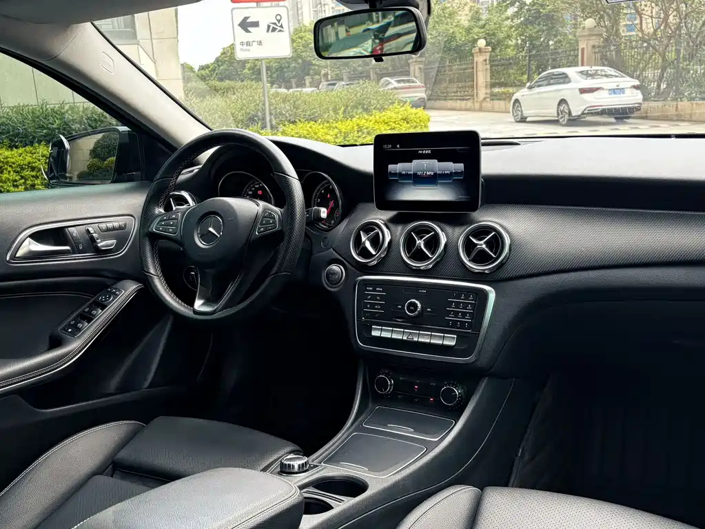 MERCEDES BENZ GLA 2019