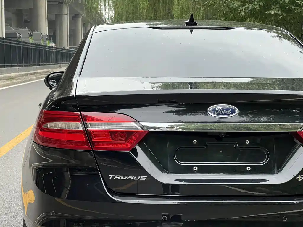 FORD TAURUS 2017