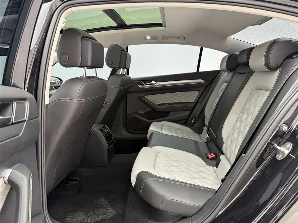 VOLKSWAGEN MAGOTAN 2023