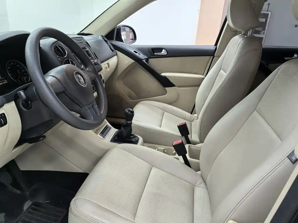 VOLKSWAGEN TIGUAN 2012