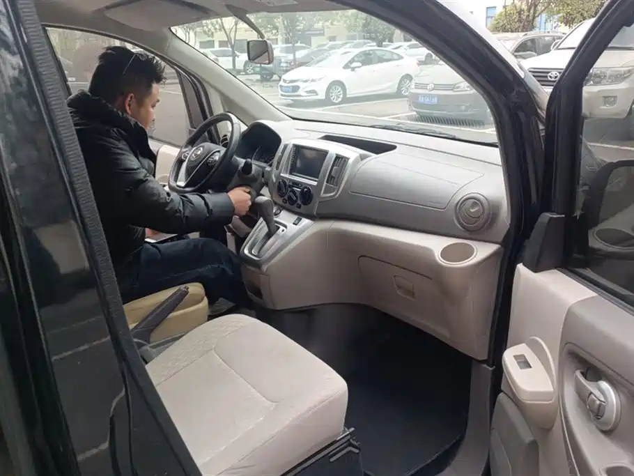 NISSAN NV200 2018