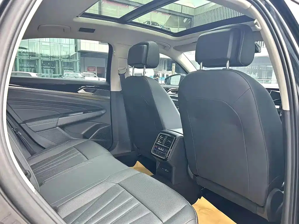 VOLKSWAGEN PASSAT 2024