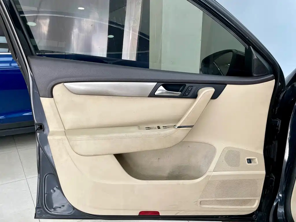 VOLKSWAGEN MAGOTAN 2012