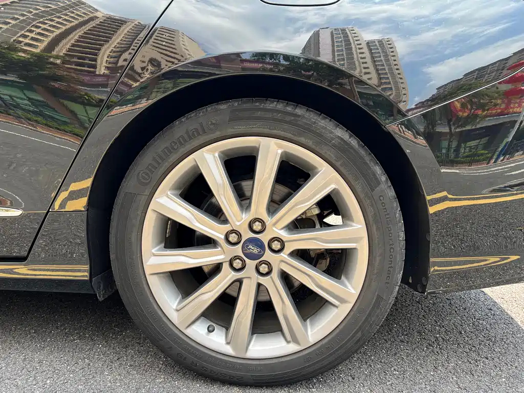 FORD TAURUS 2019