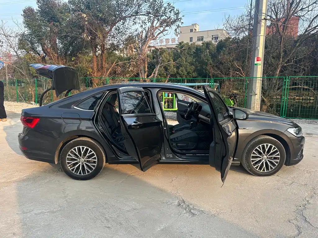 VOLKSWAGEN SAGITAR 2022