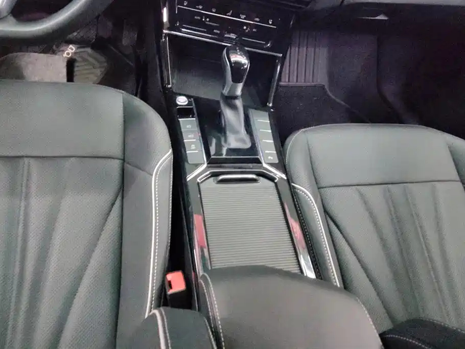 VOLKSWAGEN PASSAT 2024
