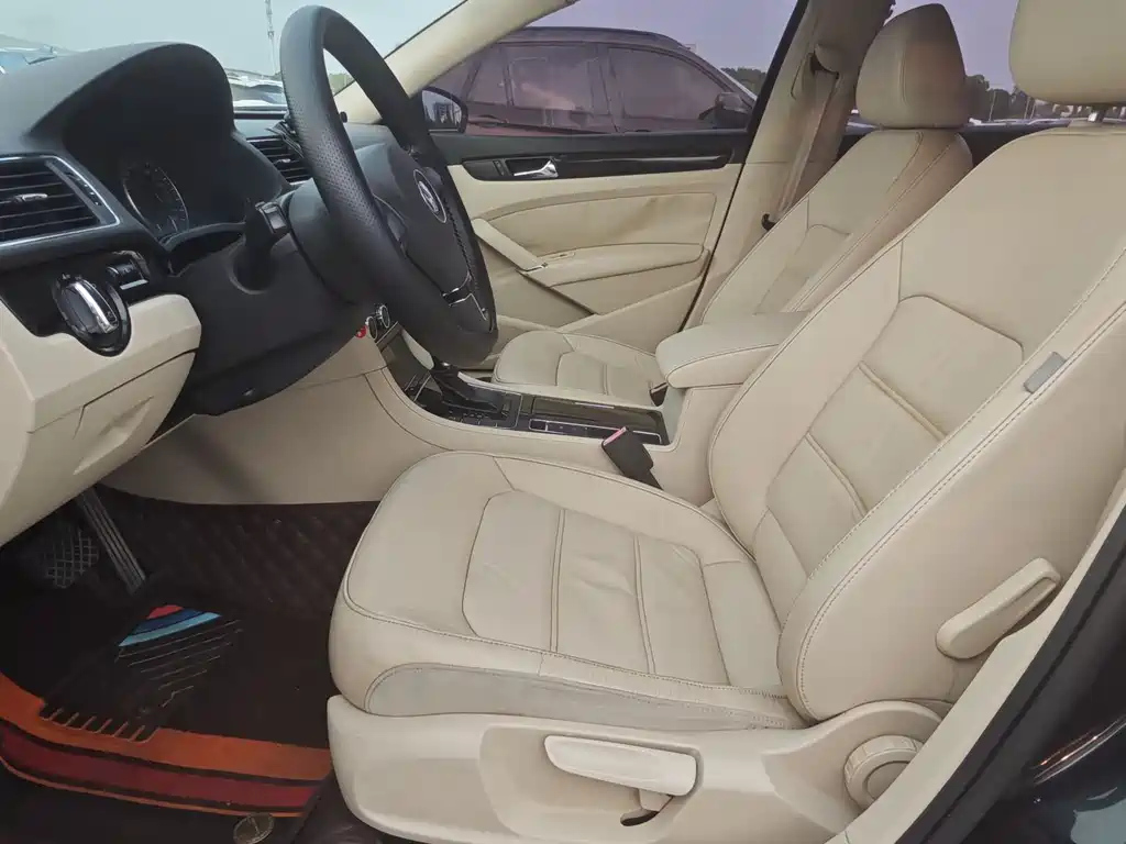 VOLKSWAGEN PASSAT 2011