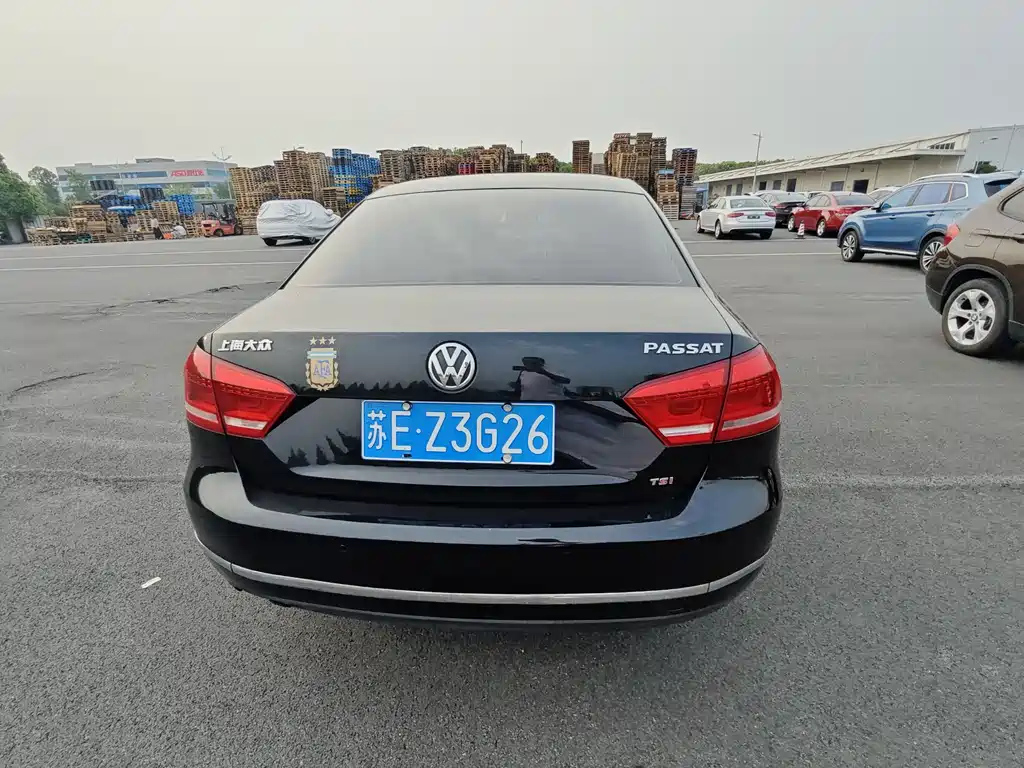 VOLKSWAGEN PASSAT 2011