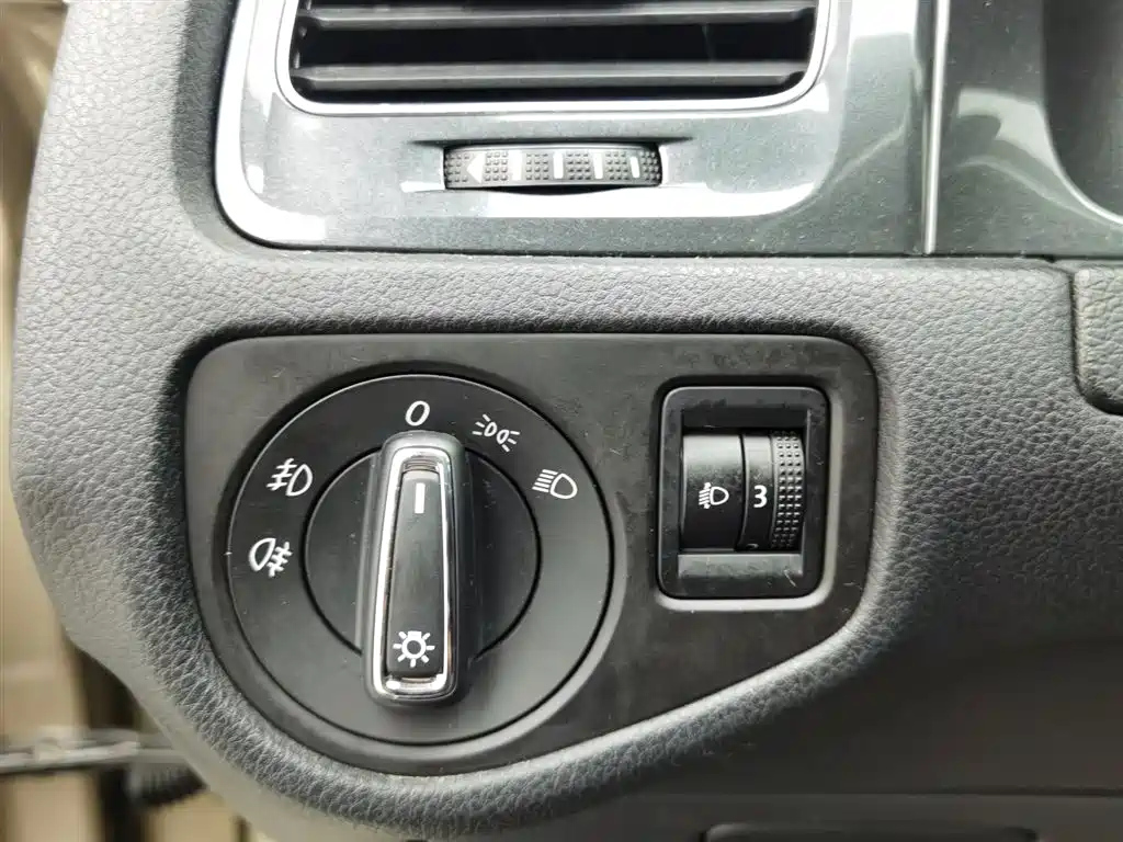 VOLKSWAGEN GOLF 2017