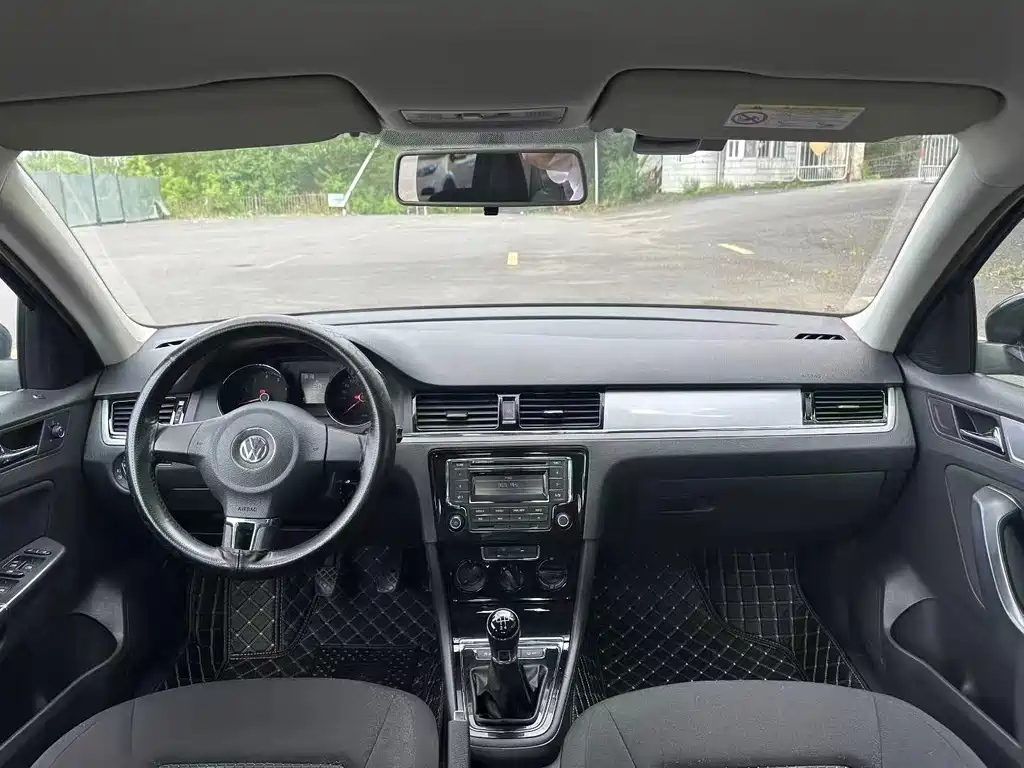 VOLKSWAGEN BORA 2015